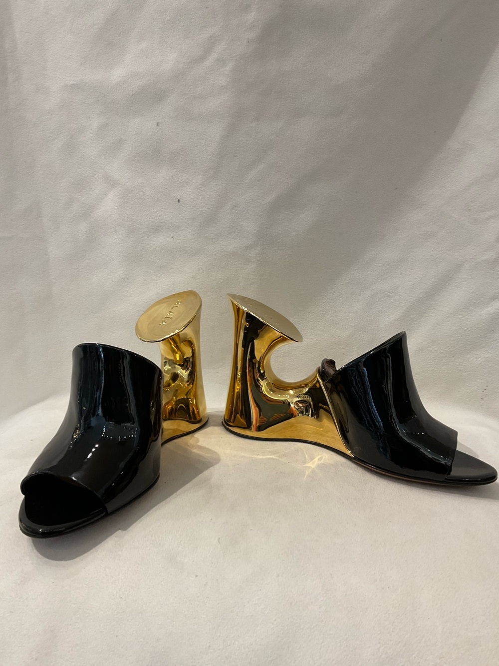 Alaïa La Sculpture Black Patent Leather Mules with Gold Sculptural Heels - Picture 6 of 9